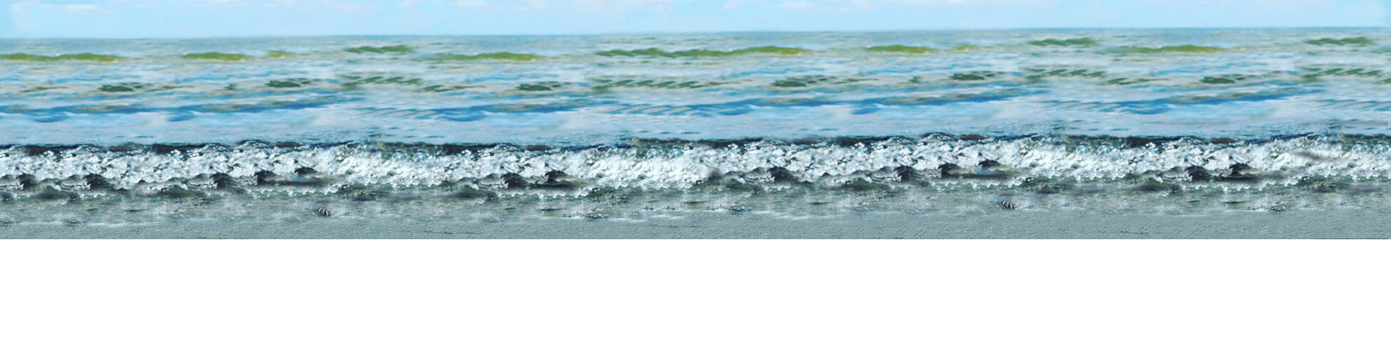 A picture of the ocean with waves crashing.